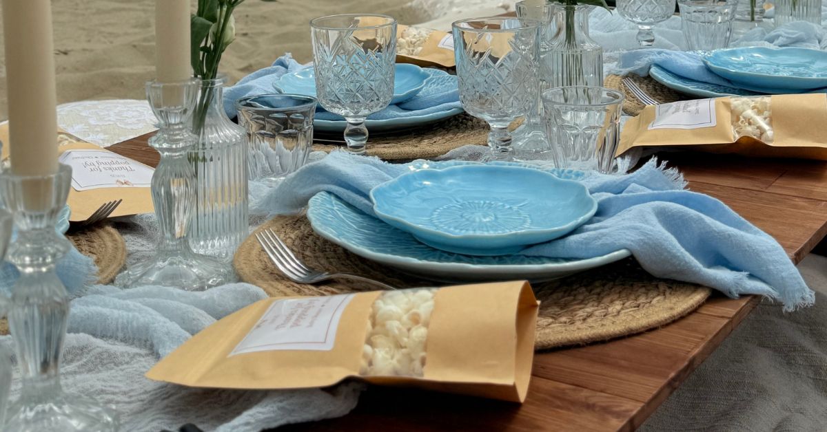 Zo maak je de babyshower écht persoonlijk: sfeervol gedekte tafel met servies en cadeautjes.