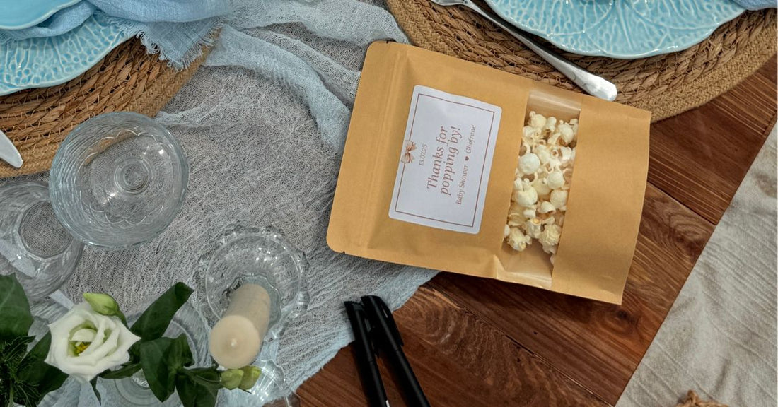 Babyshower activiteiten: de leukste spellen en tips met popcorn en feestdecoraties op een tafel.