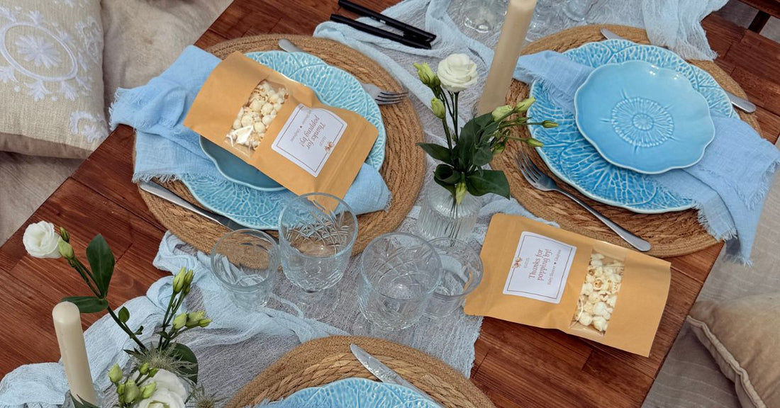 Tafelsetting met originele babyshower cadeau's en decoraties voor een feestelijke bijeenkomst.