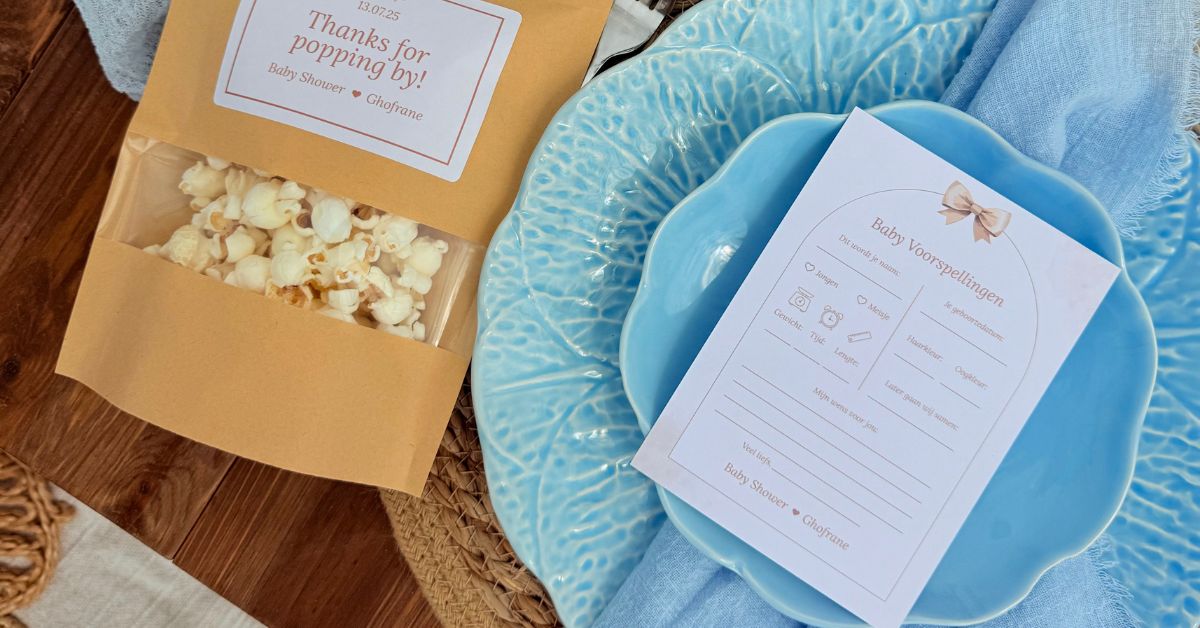 Wat schrijf je op een babyshower kaart? Geschenk met popcorn en een kaartje voor ideeën.