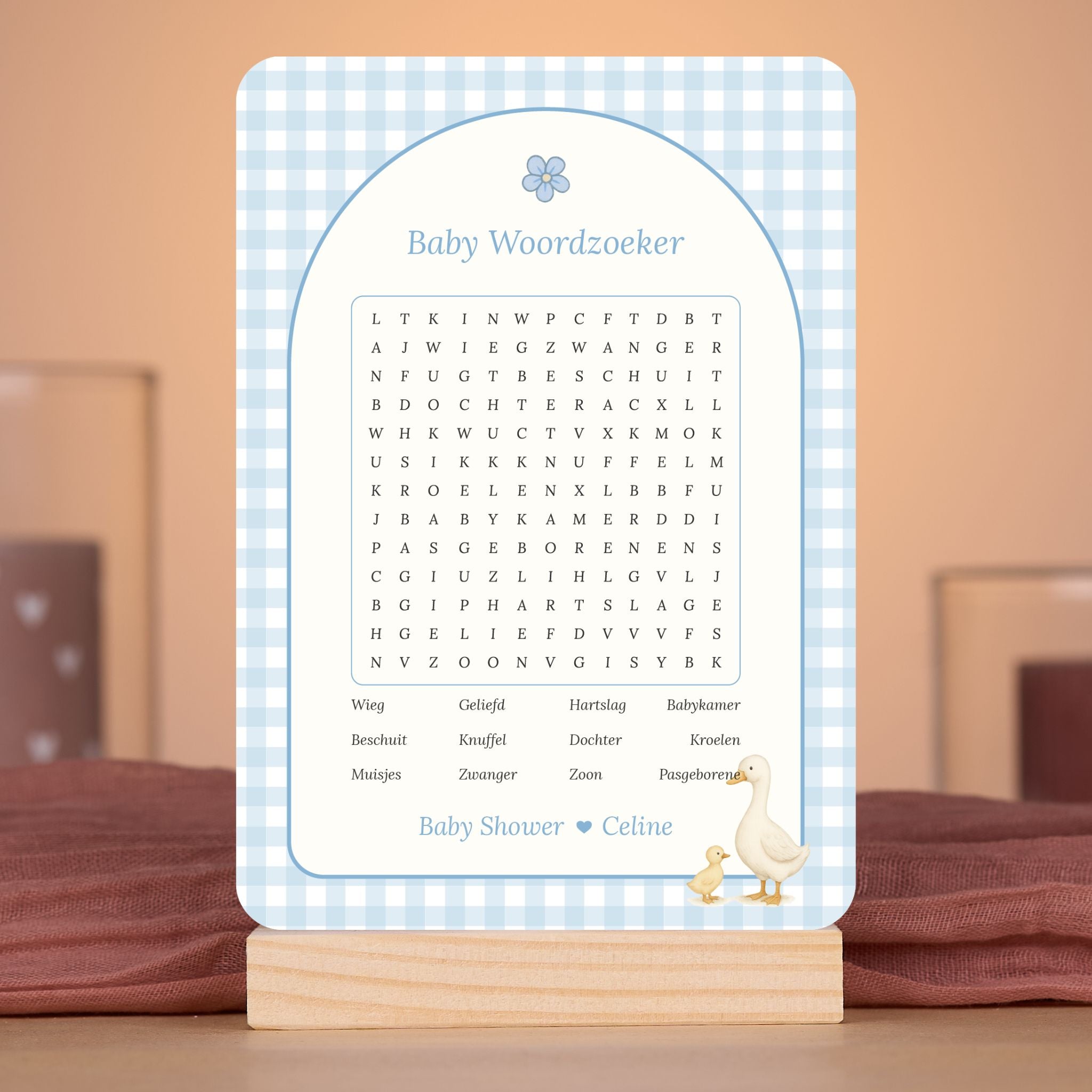 Baby Woordzoeker kaart in gingham blauw met gansje in sfeervolle babyshower setting met decoratie, Studio Miron