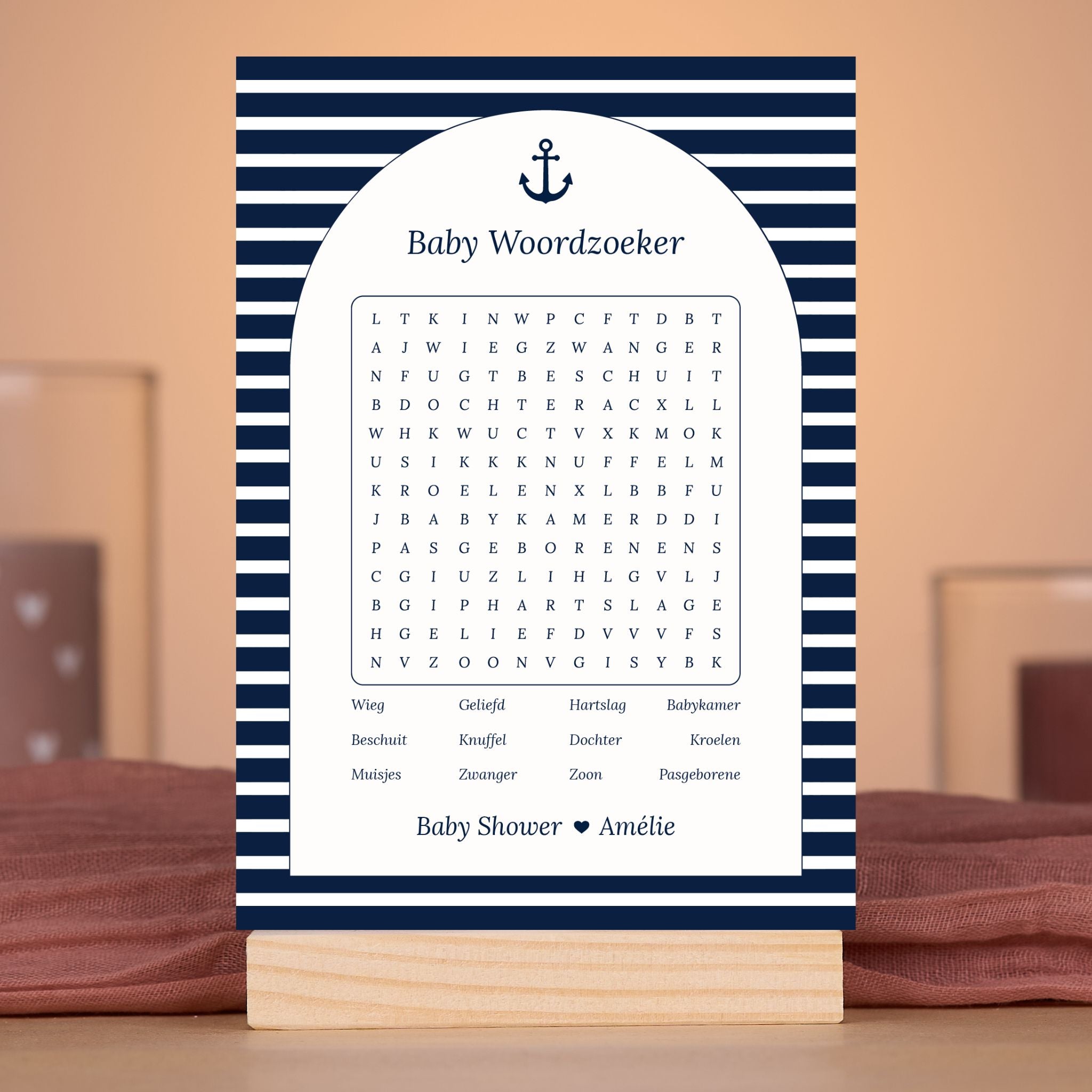Baby Woordzoeker kaart in Navy Blue met streepjes in elegante babyshower setting met decoratie, Studio Miron