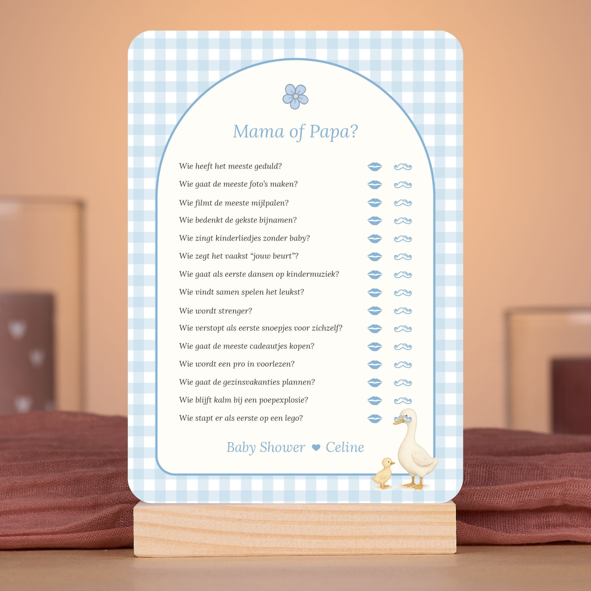 Mama of Papa kaart in gingham blauw met gansje in sfeervolle babyshower setting met decoratie, Studio Miron