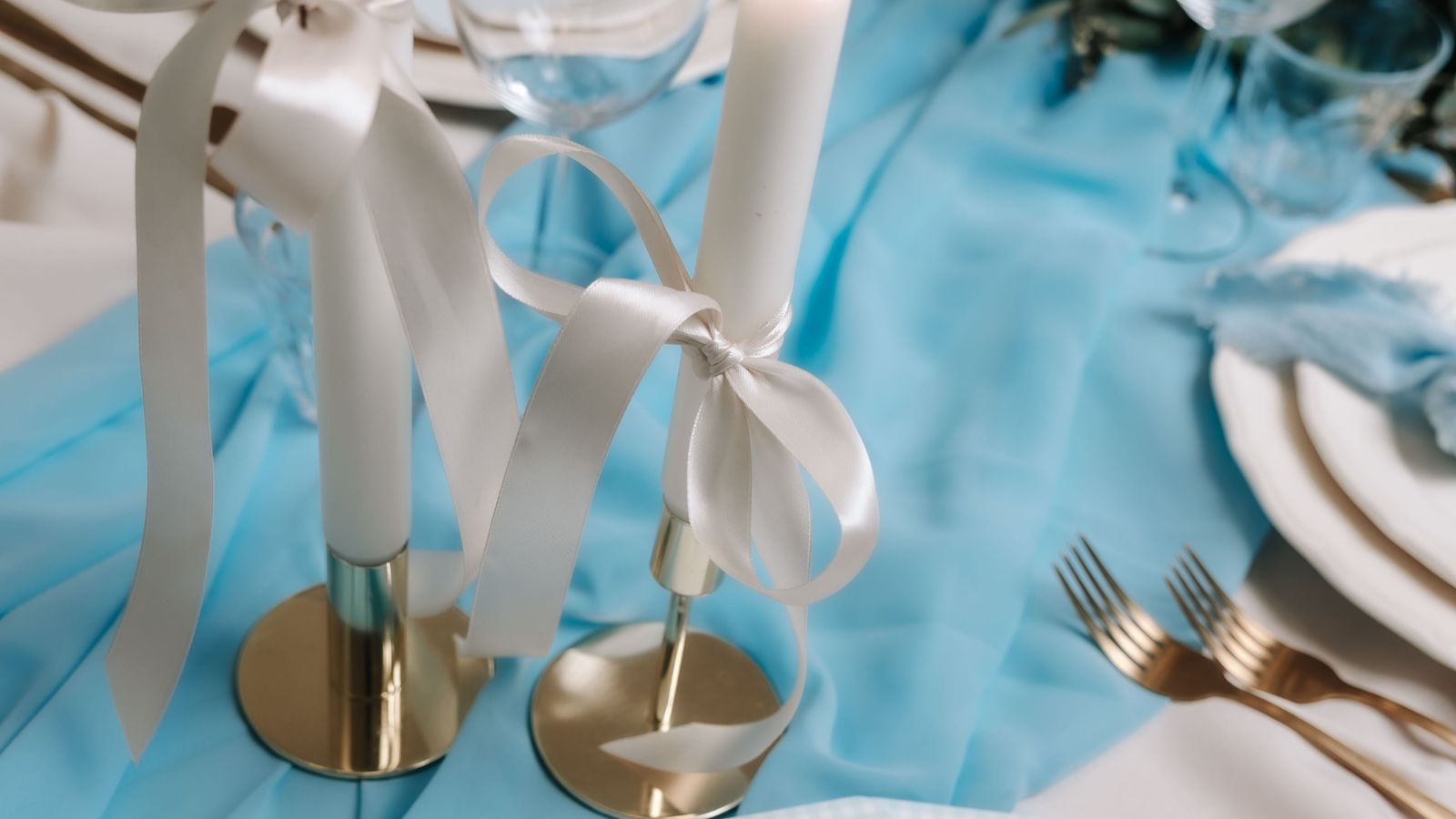 Feestelijk gedekte tafel met kaarsen en invulkaarten van Studio Miron